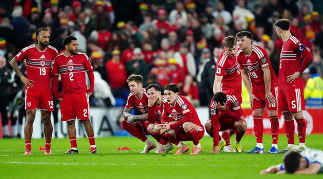 Daniel James đau đớn khi Wales gục ngã trước Bosnia