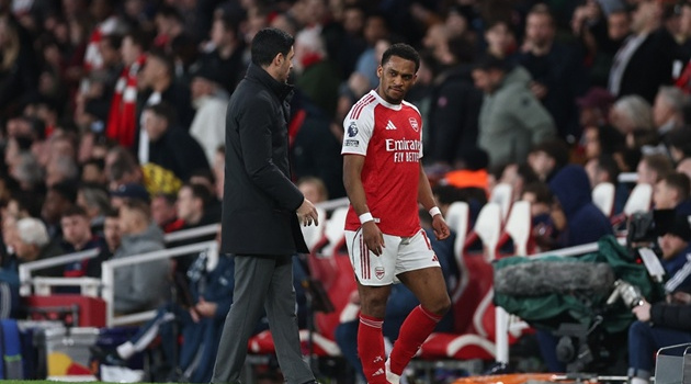 Timber trở lại đúng lúc Arsenal bước vào tháng 4 bão táp