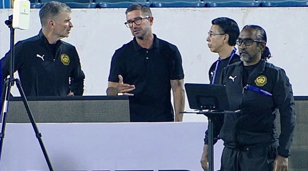 Harry Kewell bất ngờ dự khán buổi tập của ĐT Malaysia