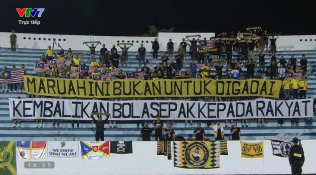 CĐV Malaysia giăng băng rôn chỉ trích FAM tại Thiên Trường