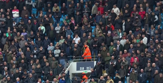 CĐV Liverpool lũ lượt bỏ về sau loạt bàn thua trước Man City