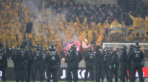 Ultras đốt cờ và ném pháo sáng làm loạn Bundesliga 2