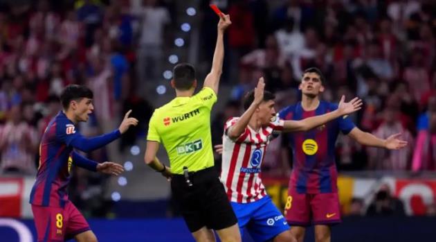 Ban trọng tài xác nhận Barca thoát thẻ đỏ trước Atletico