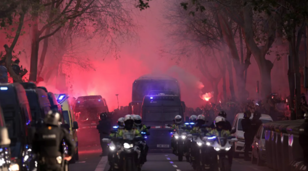 Fan Barca lại tấn công xe buýt Atletico Madrid tại Nou Camp