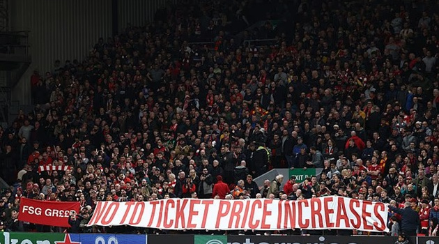 CĐV Liverpool gỡ bỏ cờ tại khán đài The Kop để phản đối tăng giá vé