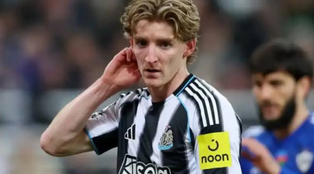 Anthony Gordon bật đèn xanh cho Arsenal