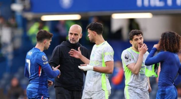 Gary Neville nhắn Arsenal đừng sợ Man City