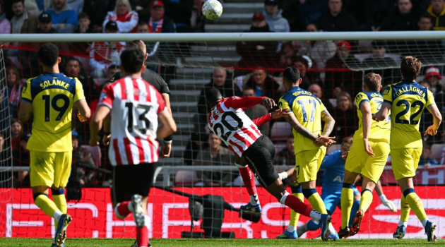 Sunderland thăng hoa đang đẩy Tottenham xuống vực thẳm