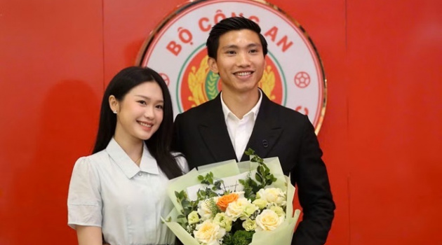 Doãn Hải My rạng rỡ bên Văn Hậu giữa bão dư luận