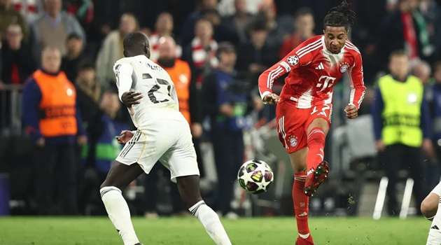 Camera bắt trọn khoảnh khắc bất ngờ trên khán đài trận Bayern đấu Real