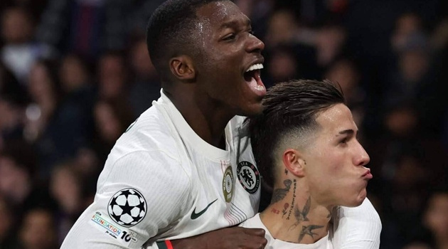 Caicedo là báu vật còn Enzo mất vị thế bất khả xâm phạm