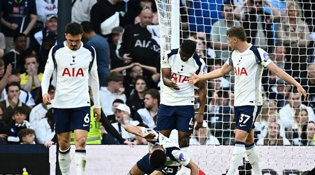 Đánh rơi chiến thắng phút 90+5', Tottenham lún sâu vào vùng nguy hiểm