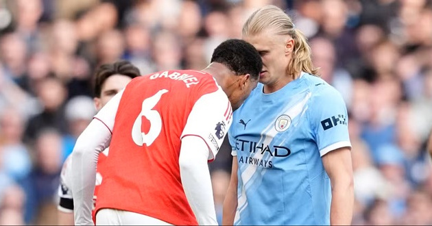 Gabriel tái hiện thảm họa Rob Holding trước Man City