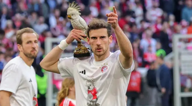 Sự thật về bức tượng vẹt trong lễ ăn mừng vô địch của Bayern
