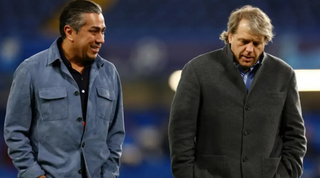 Rosenior rời ghế không giúp Chelsea giải quyết mớ hỗn độn của giới chủ