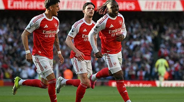 Thắng nhọc Newcastle, Arsenal đòi lại ngôi đầu từ Man City