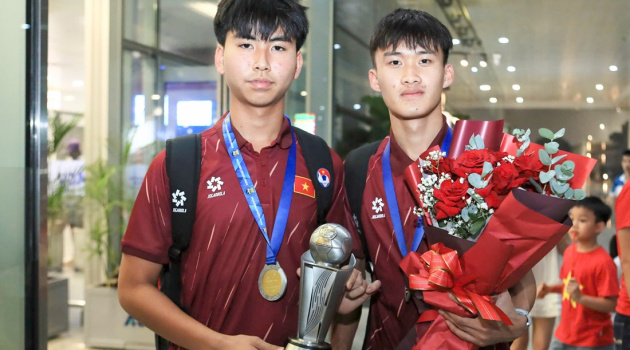 U17 VN rước cúp về nước, sẵn sàng đấu giải châu Á