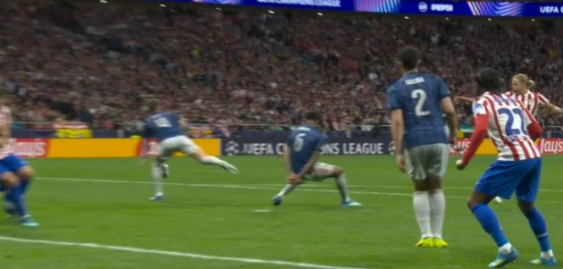 Carragher gọi quả phạt đền của Atletico là vết nhơ Champions League