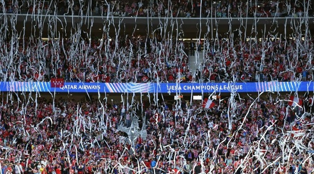 CĐV Atletico ném giấy, bình luận viên BBC dính đòn