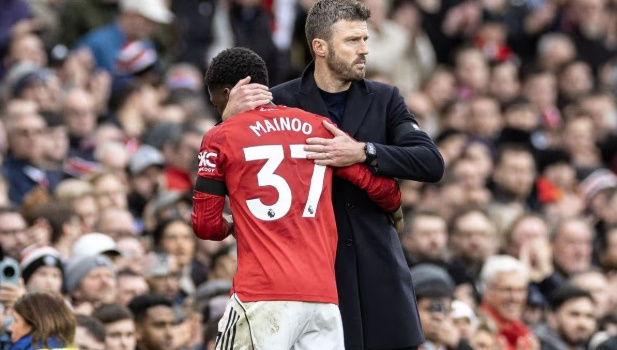 Carrick ẩn ý chỉ trích Amorim về cách đối xử với Mainoo