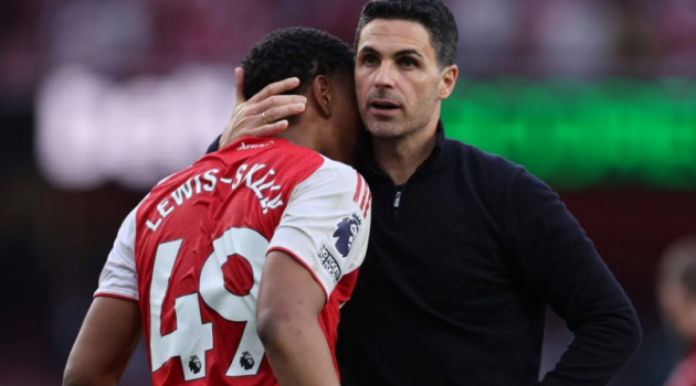 Chơi đúng sở trường, Lewis-Skelly làm chủ tuyến giữa Arsenal