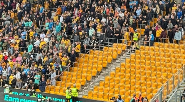 Wolves sơ tán CĐV vì mảnh vỡ rơi ở Molineux
