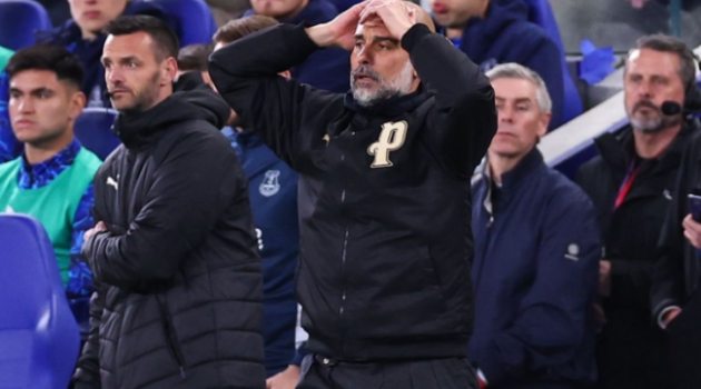 Khoảnh khắc Pep Guardiola sốc và uống nước gây bão mạng xã hội