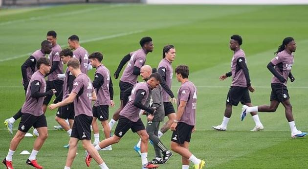 Sự hỗn loạn tại Real Madrid khi phụ huynh ngôi sao lạm quyền