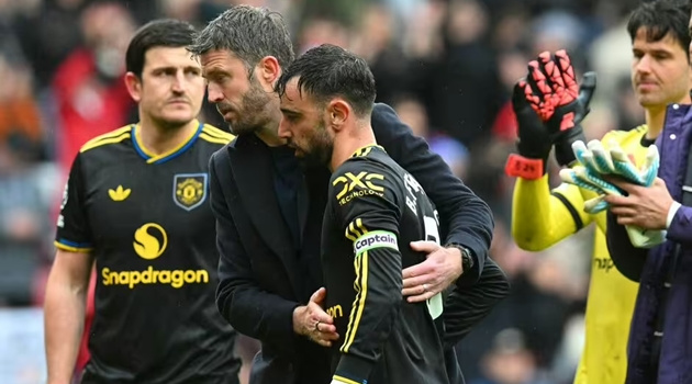 Bruno Fernandes trút giận lên đồng đội sau trận hòa Sunderland
