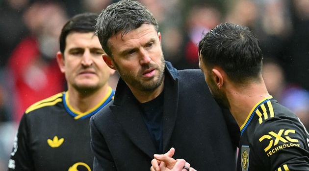 Paul Merson phản bác Michael Carrick về màn trình diễn của MU