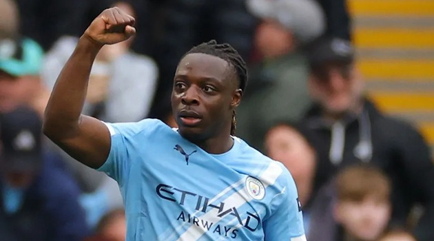 Jeremy Doku bùng nổ giúp Man City bám đuổi Arsenal