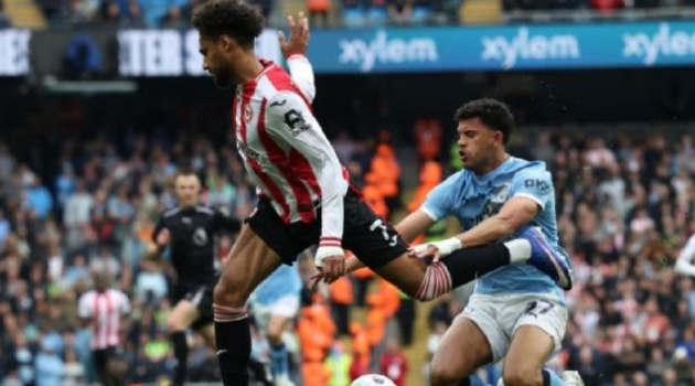 HLV Brentford bất bình với trọng tài sau trận thua đậm Man City