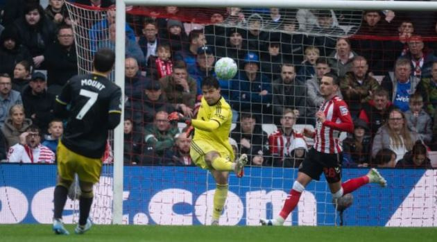 Từ kẻ bị Ruben Amorim ngó lơ đến trụ cột khung gỗ Man Utd
