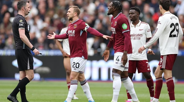 Arsenal hụt phạt đền sau tình huống bơi ếch của Pablo