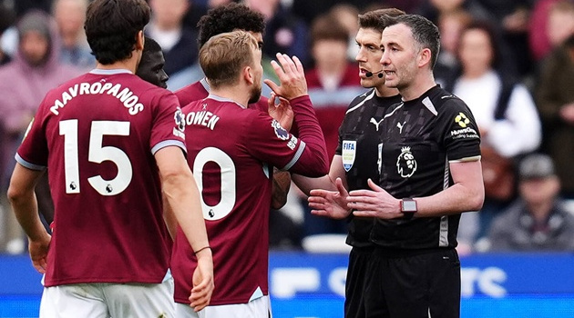 Quyết định của VAR đang đẩy West Ham xuống vực thẳm