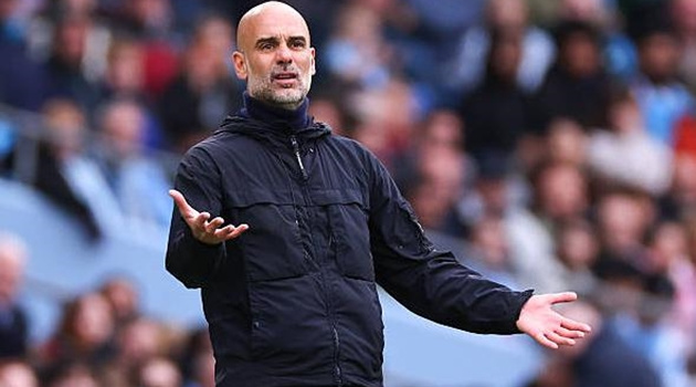 Guardiola mỉa mai sự tốt bụng của Ngoại hạng Anh