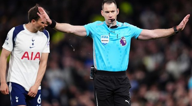Jamie Carragher chỉ trích quyết định điên rồ của Mathys Tel
