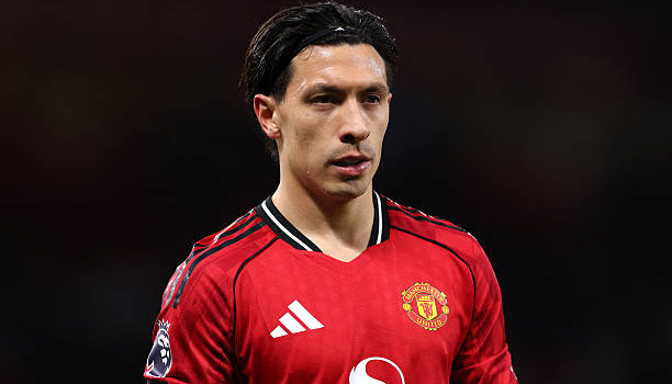 Lisandro Martinez đối diện ngã ba đường tại Old Trafford