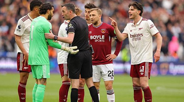 Bước ngoặt lịch sử đưa Arsenal chạm tay vào ngôi vương