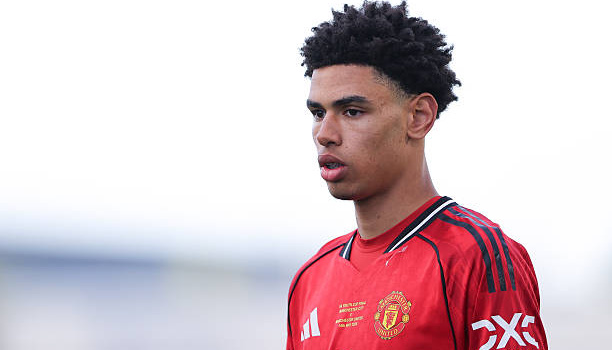 Giải pháp cây nhà lá vườn cho bài toán cánh trái của Man Utd
