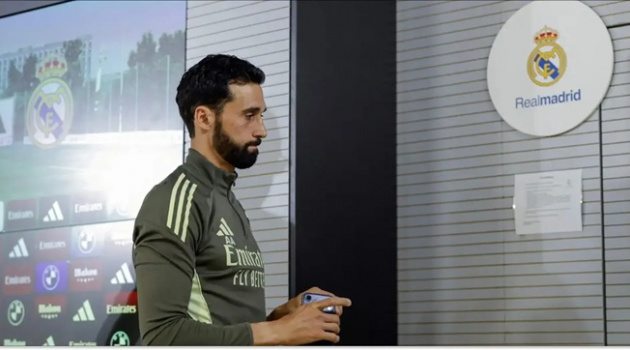 Alvaro Arbeloa bỏ buổi họp báo cuối cùng ở Real Madrid