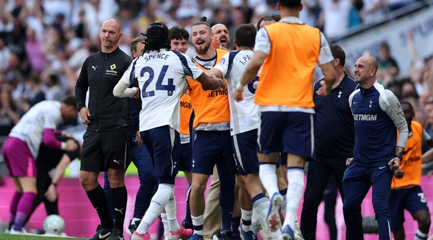 Tottenham chính thức trụ hạng sau chiến thắng nghẹt thở