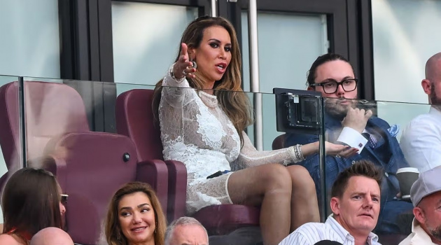 Fan West Ham nổi điên với hôn thê chủ tịch ngày rớt hạng