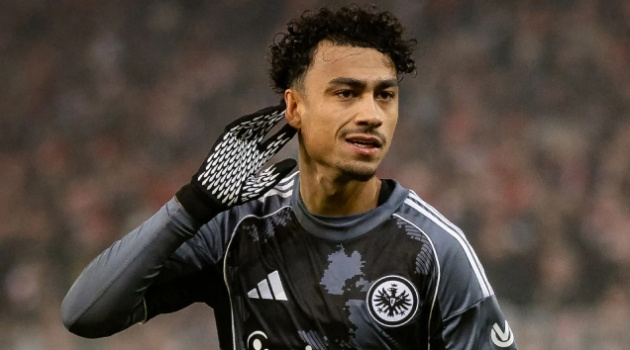 Arsenal đối đầu Bayern vì hậu vệ đa năng của Frankfurt