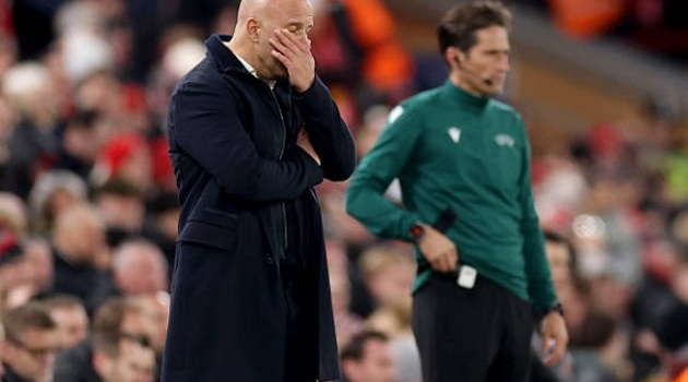 Sự ngạo mạn đẩy Arne Slot rời khỏi Anfield