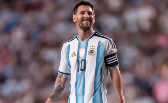 Messi ngỡ ngàng khi gặp lại con trai đồng đội cũ tại Barca