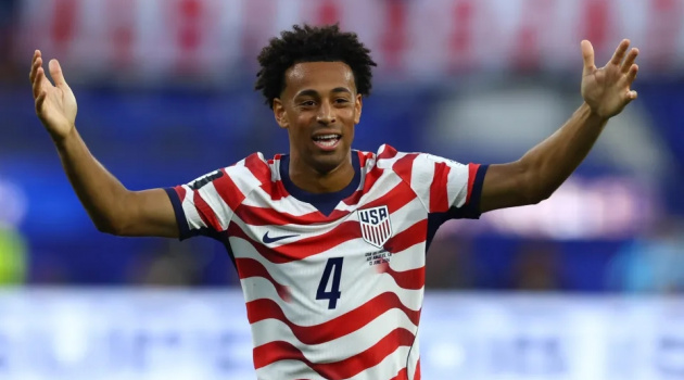 Eddie Lewis tiến cử Tyler Adams cho tuyến giữa Man Utd