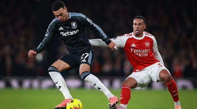 Khen Man Utd vĩ đại, Rogers gieo sầu cho Arsenal