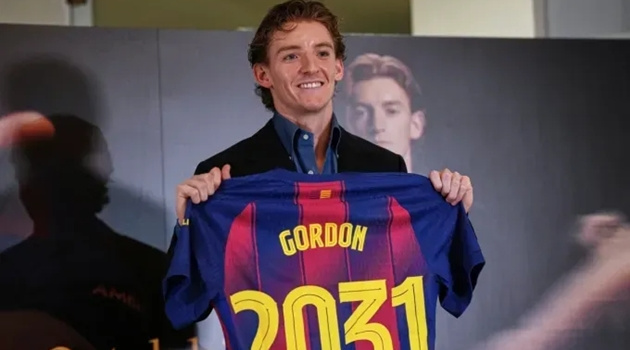 Gordon vui mừng vì phải ngồi dự bị trước World Cup
