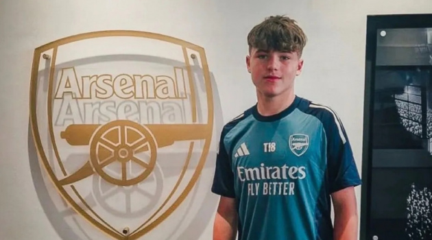 Cha Phoenix Blayney xác nhận con trai đạt thỏa thuận với Arsenal